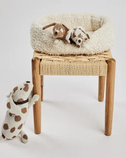 Hundekurv med strikkede hund og hvalpe