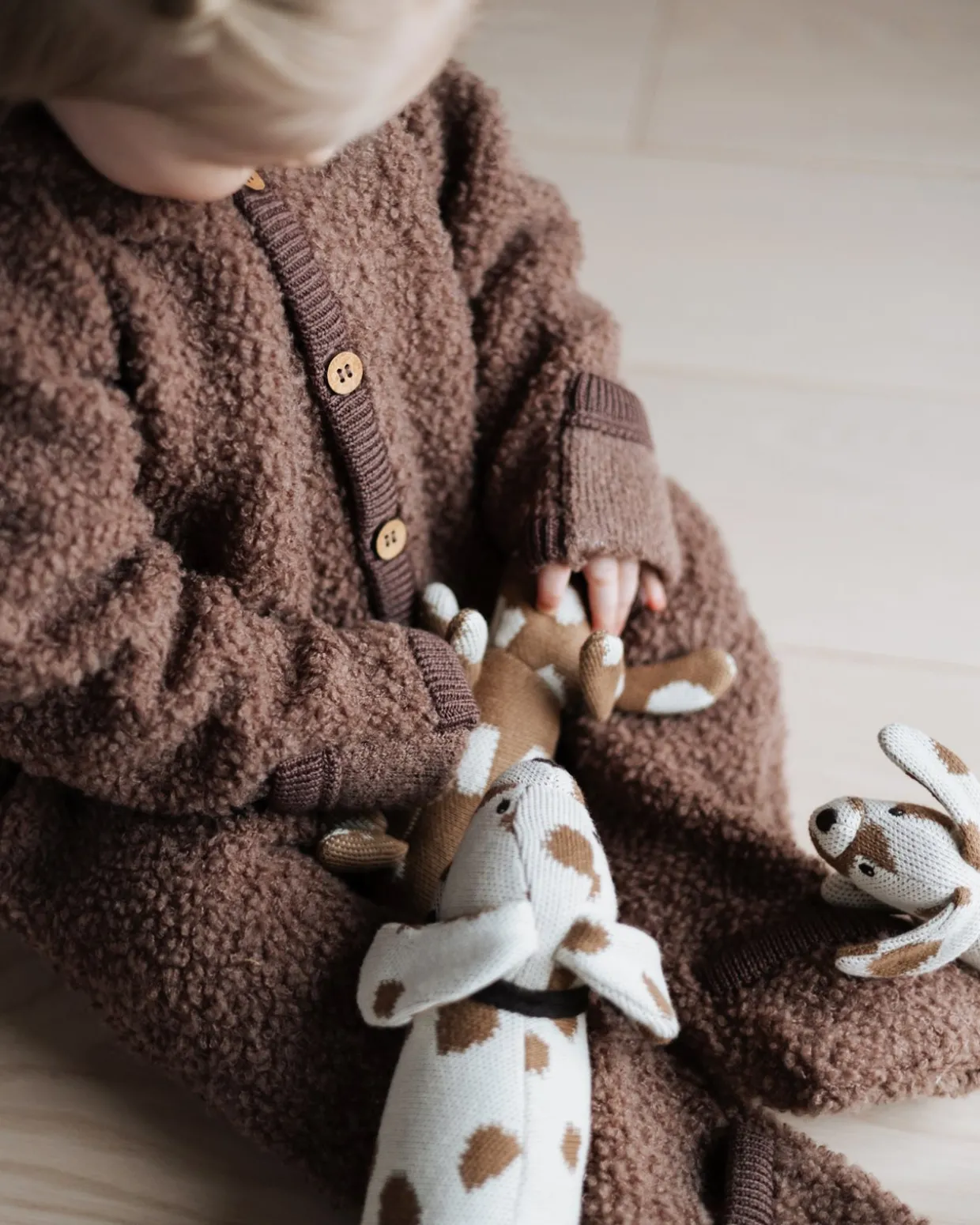 Hundekurv med strikkede hund og hvalpe