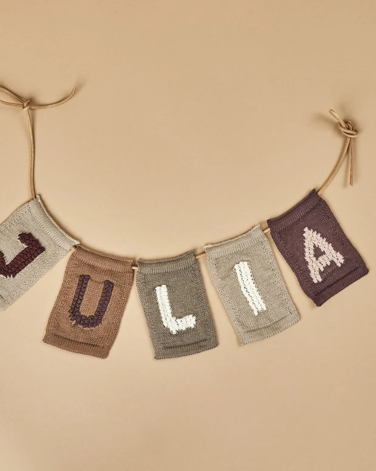 Strikket bogstav U, rosa